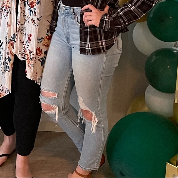 Abercrombie & Fitch Curve Love Skinny High Rise Light Wash Distressed Jeans - Picture 4 of 4